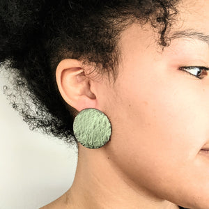 
                
                    Load image into Gallery viewer, Medium Grass Disc Earrings
                
            